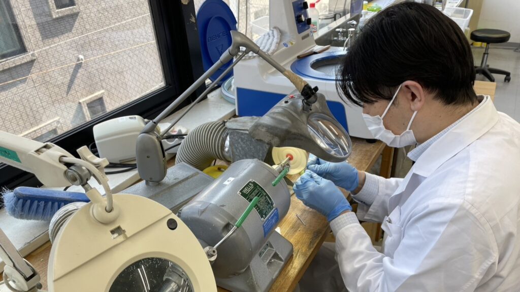 NJH工場 熟練技術者によるシェル磨き加工の様子