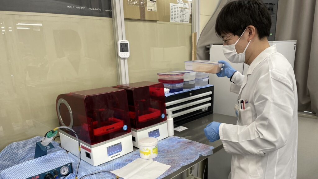 NJH国内工場 オーダーメイド補聴器の最終検査工程