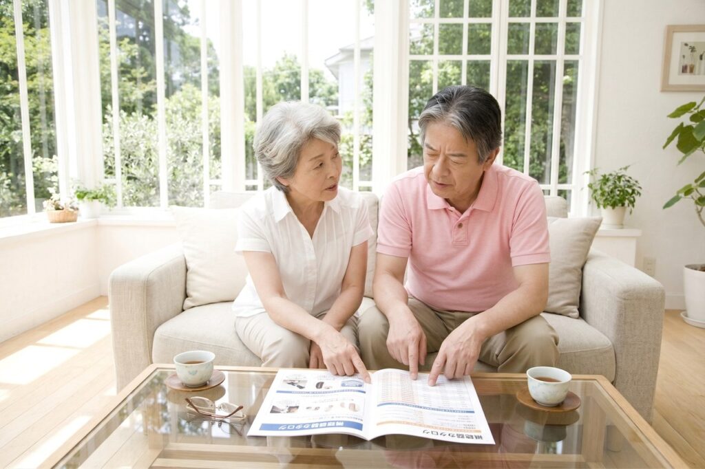 インセラS-Rを装用し家族と会話を楽しむシニアのイメージ