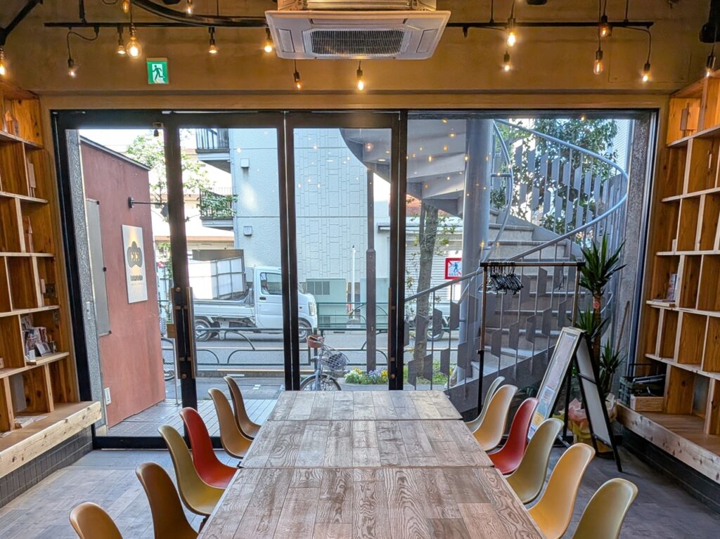 たかまつトコトコの窓から差し込む自然光