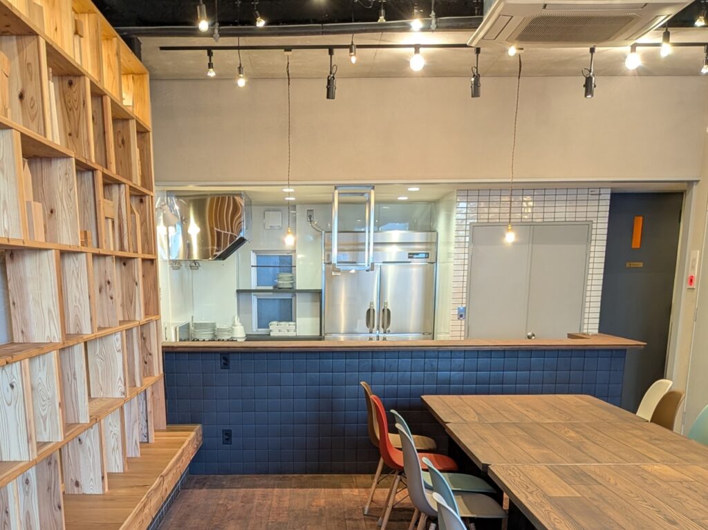 たかまつトコトコの本格的なキッチンエリア