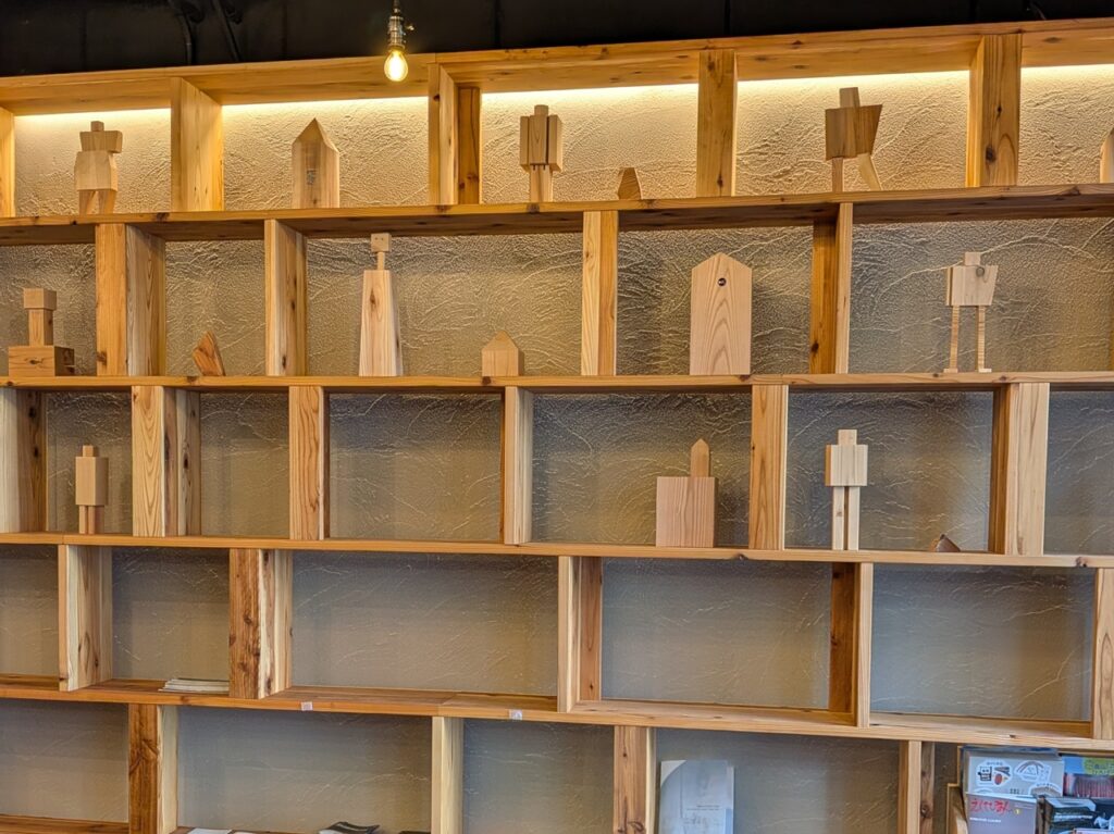 たかまつトコトコの壁一面の飾り棚