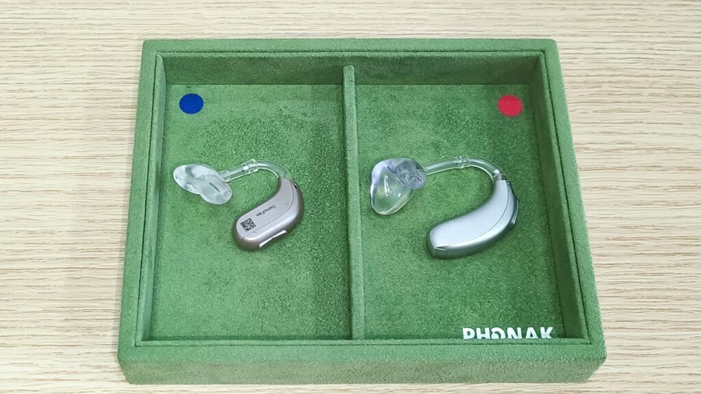 フォナックのBTE耳かけ型補聴器とイヤモールド。本体とイヤモールドが分離できる構造