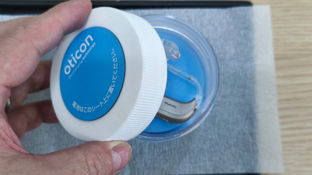 オーティコンの乾燥ケースに補聴器を入れて保管する様子