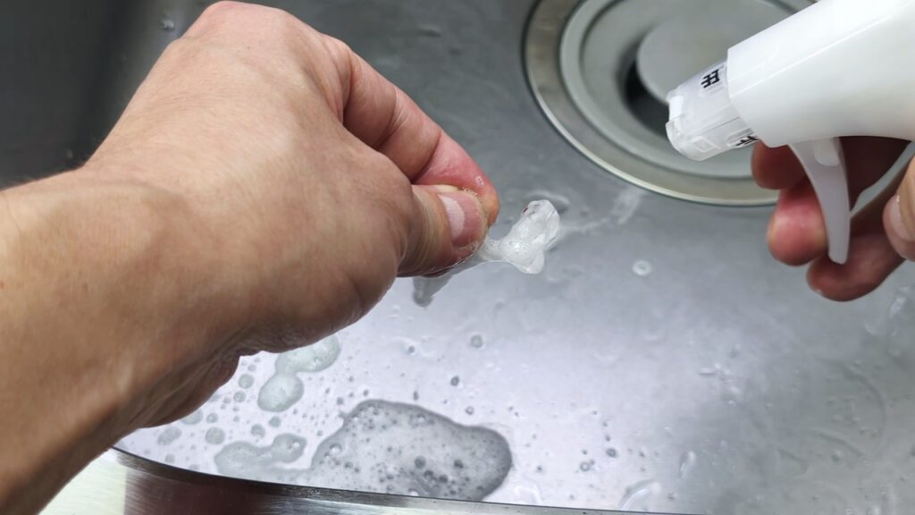 中性洗剤を泡立ててイヤモールドを洗う様子