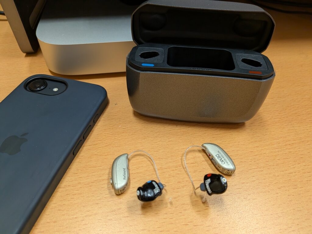 充電式補聴器を充電器に置いて再起動する様子