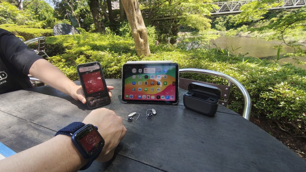 iPhoneとApple Watchで補聴器アプリを同期操作するシーン