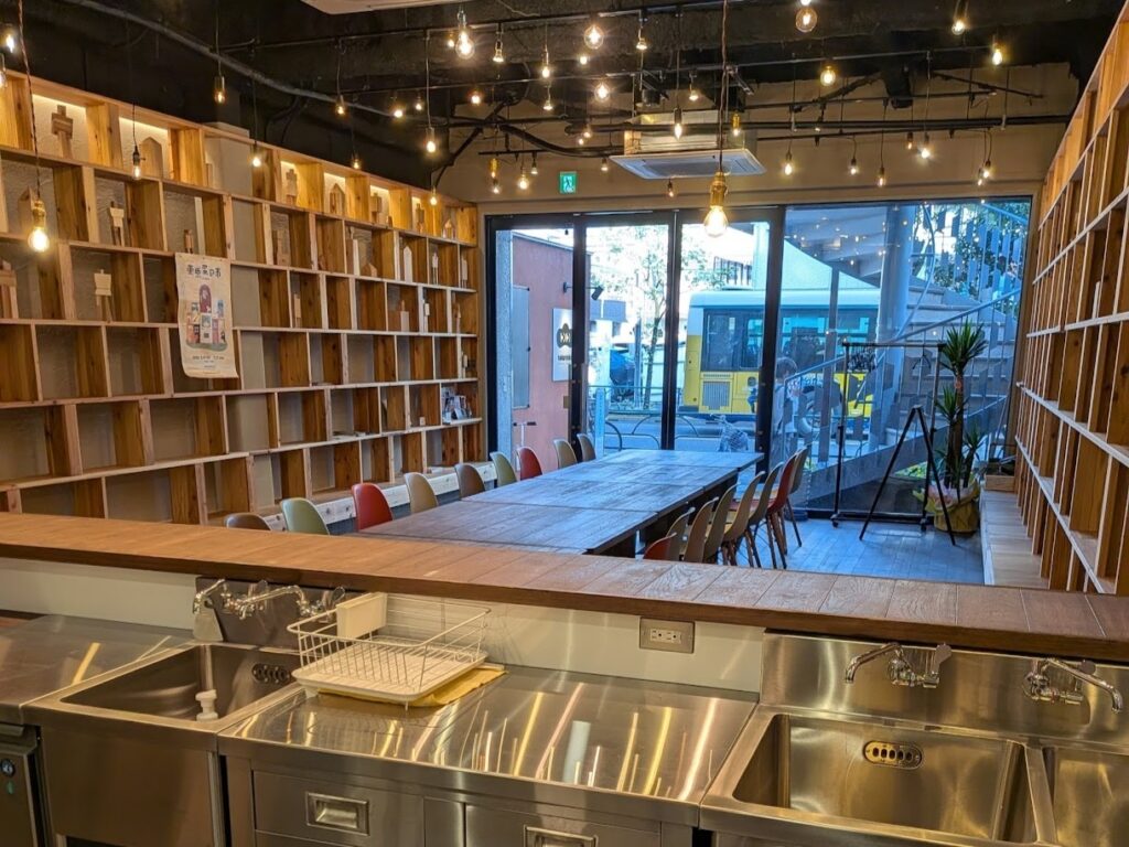 たかまつトコトコ（たかとこ）厨房から見た店内の様子