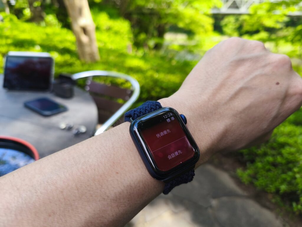 Apple Watchで補聴器を操作する様子（奥多摩で撮影）