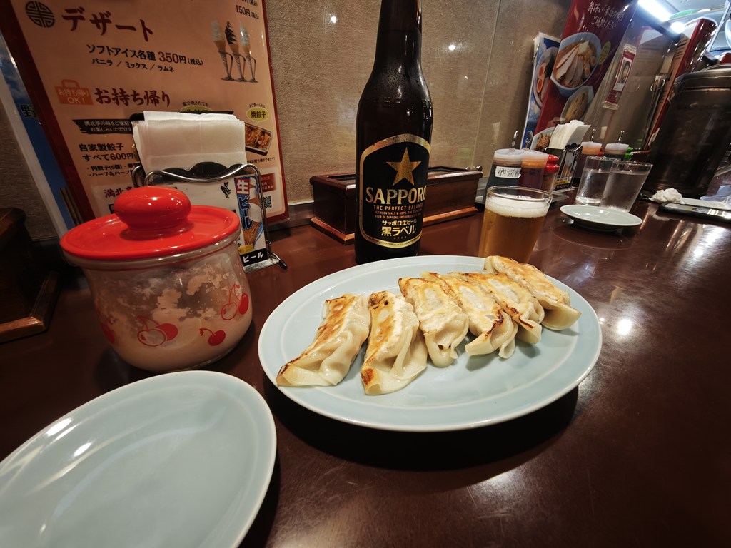 満北亭の餃子と生ビール（店主流の「ギョウビー」）